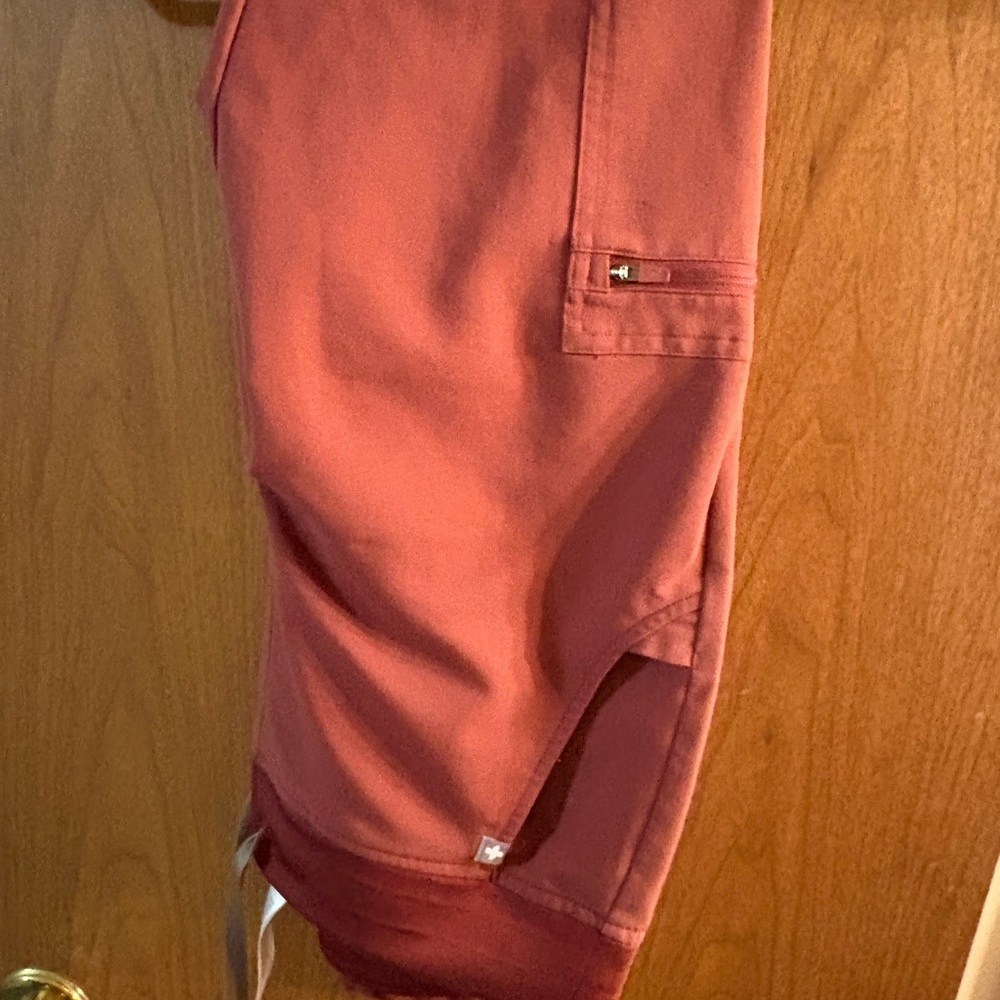 Figs scrubs Burgundy Pocketed pants and top set size smalls